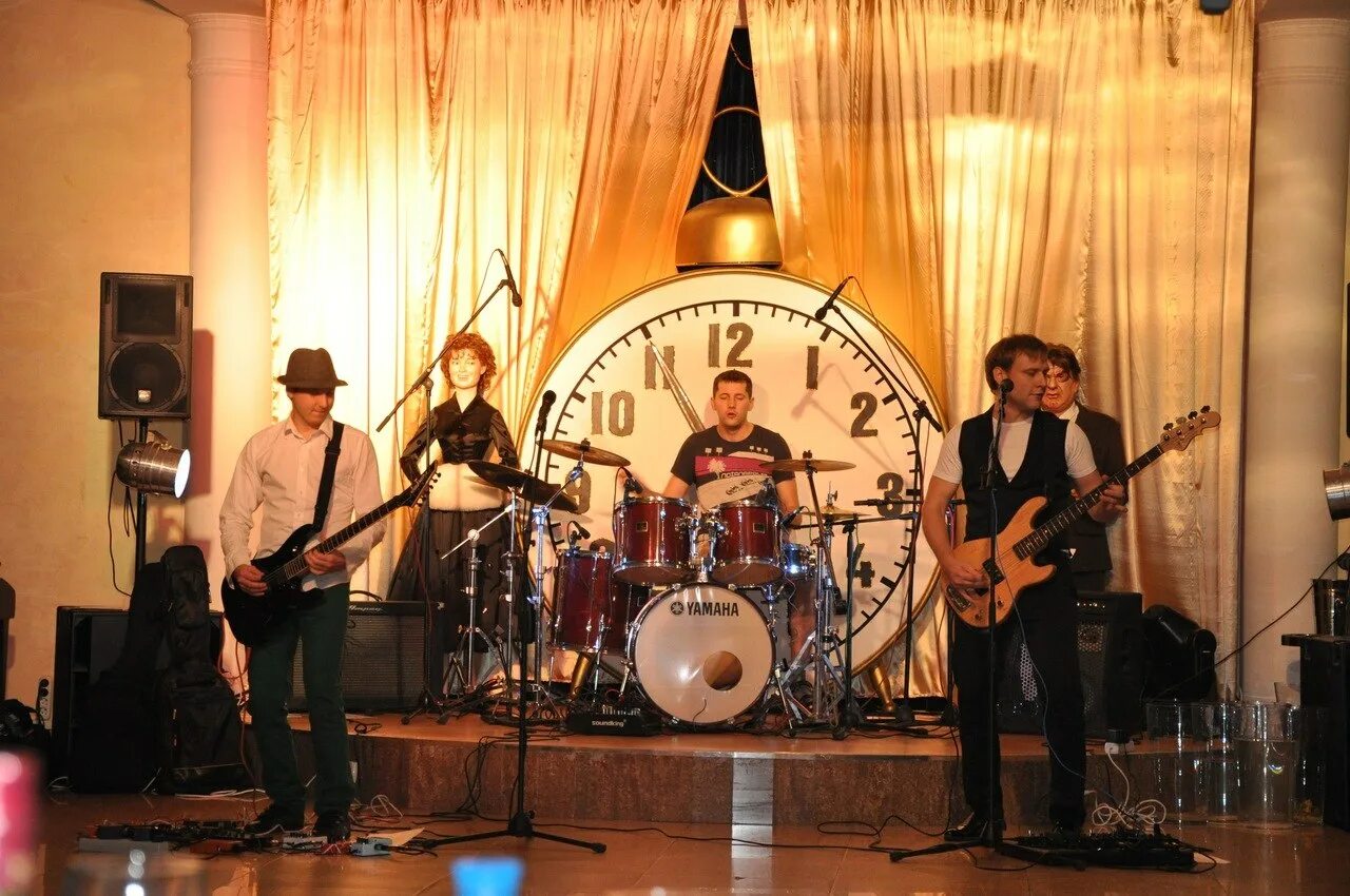 Суши с красной рыбой. Roll johnny roll. Johnny rolls. Roll johnny roll. Роллы нижнекамск.