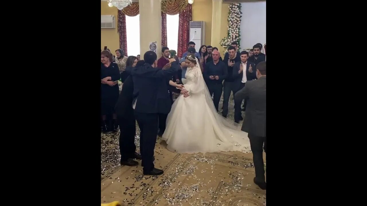 Традиции дагестанской свадьбы. Даргинские свадьбы. Свадьба в дагестане. Национальный костюм карачаевцев. Маджалис дагестан свадьба.
