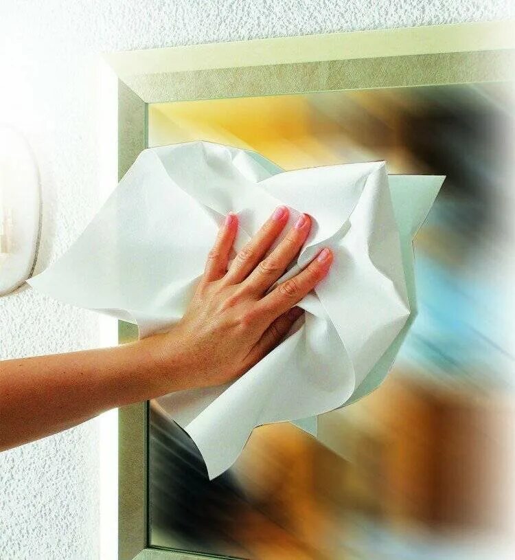 Рука с салфеткой. Салфетки из ткани для вытирания рук. Салфетки протирать стол. Тряпки для кухни. Салфетки вытирать со стола.