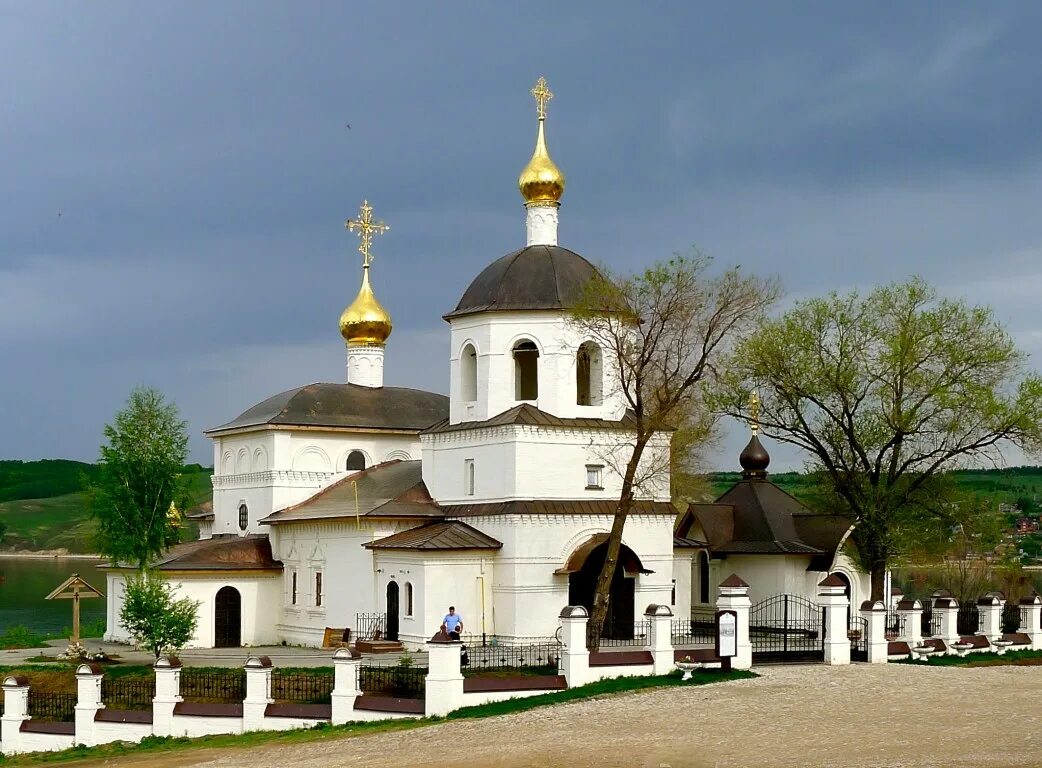 Храма равноапп. Храм святых равноапостольных константина и елены в митино, москва. Церковь константина и елены на подоле. Церковь константина и елены в московском кремле. Храм почаевской божией матери митино.