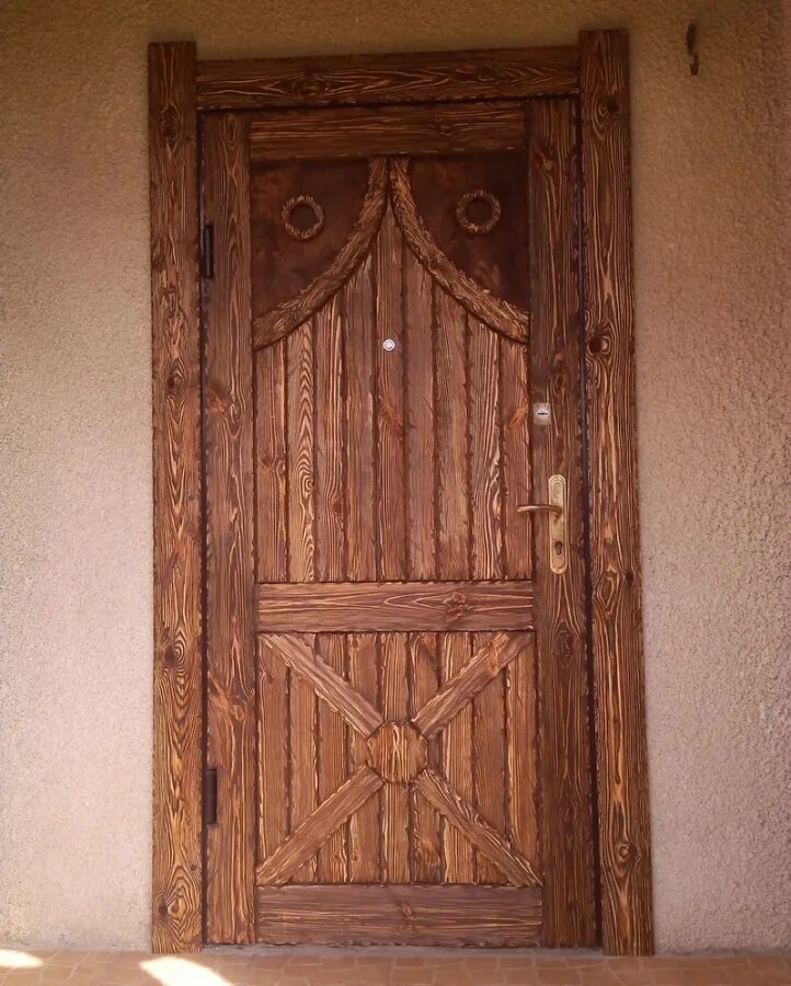 Дверь деревянная волгоград. Дверь входная деревянная. Лифт из дерева. Реставрация деревянных дверей. Блоки дверные мдф филенчатые.