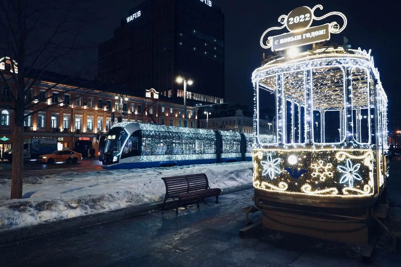 Новогодний электробус в москве. Новогодний трамвай. Новогодний электробус. Новогодний электробус в москве. Автобус новый год.