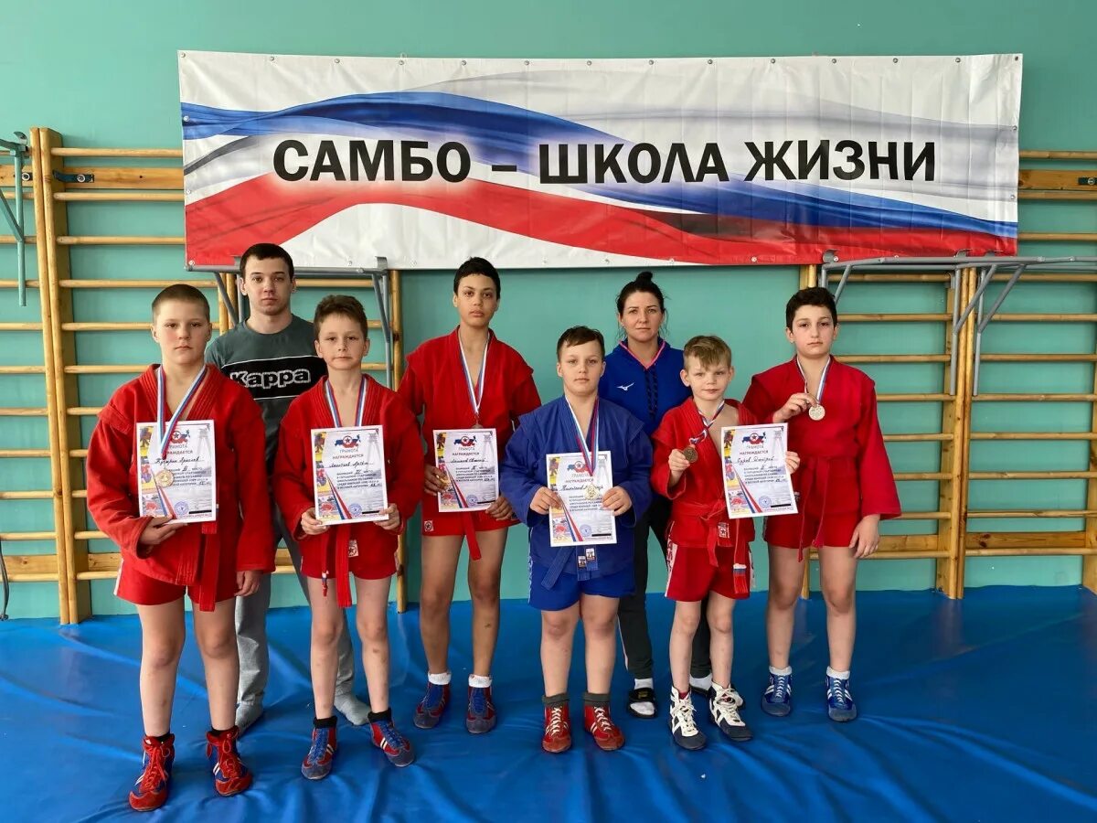 Юные борцы самбо. Витязь череповец. Череповецкие самбисты. Самбо череповец. Самбо череповец мальчик голова.