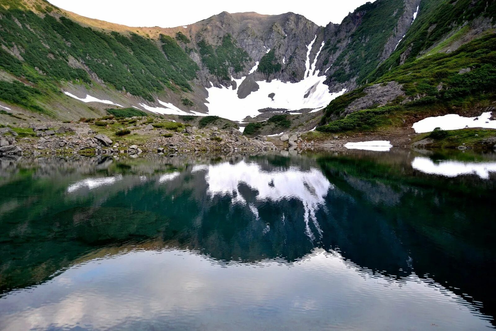 Озеро нерпичье камчатка. Ушковское озеро камчатка. Камчатка водоемы. Озерная котловина кроноцкого озера. Камчатка кулушное озеро.