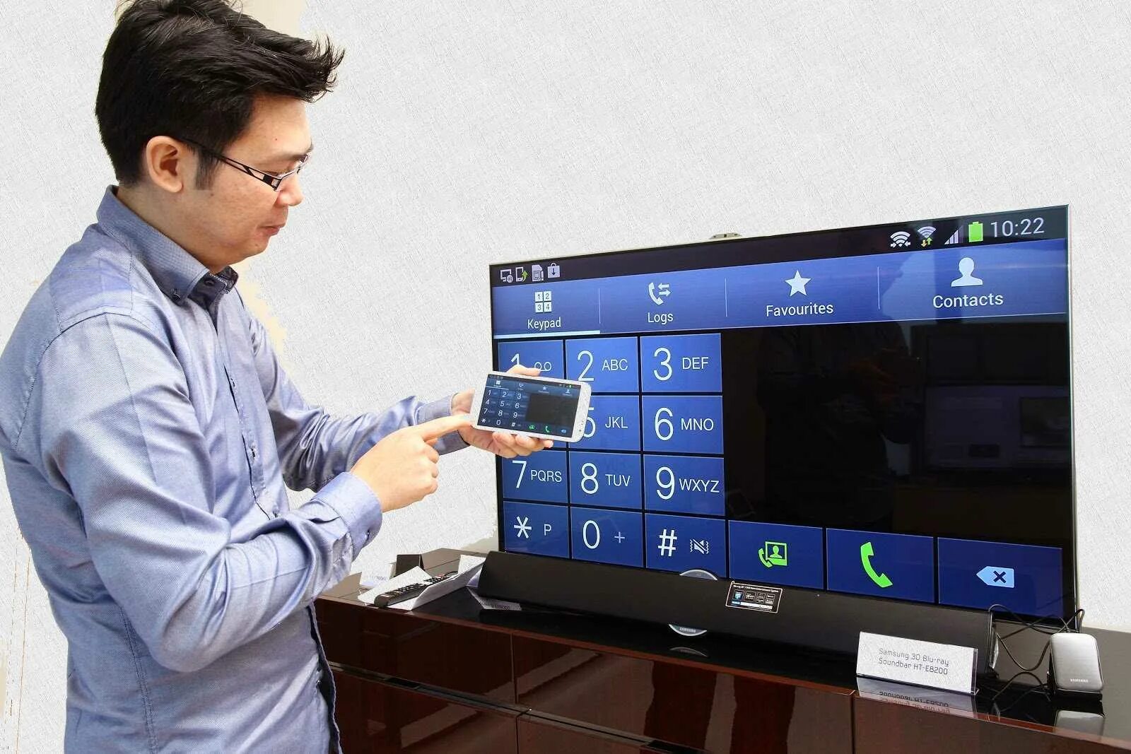 Телевизор Samsung Screen Mirroring. Телефон с телевизором. Телевизор через смартфон. Аппарат для телевизора.