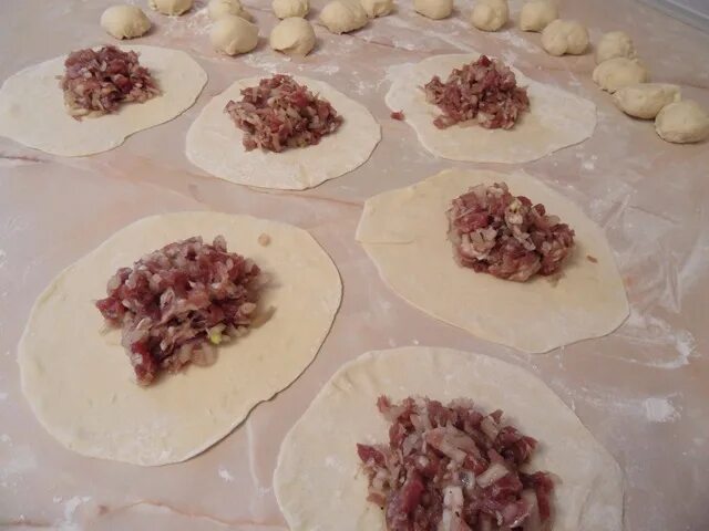 Манты что добавить в фарш. Манты с мясом. мясо для мантов. тесто для мантов. узбекские манты с мясом.