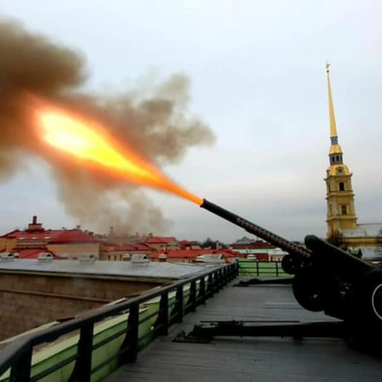 Выстрел пушки в петропавловской крепости время. Полуденный выстрел с петропавловской крепости. выстрел с нарышкина бастиона. выстрел пушки в петропавловской крепости. выстрел из пушек на петропавловской крепости.