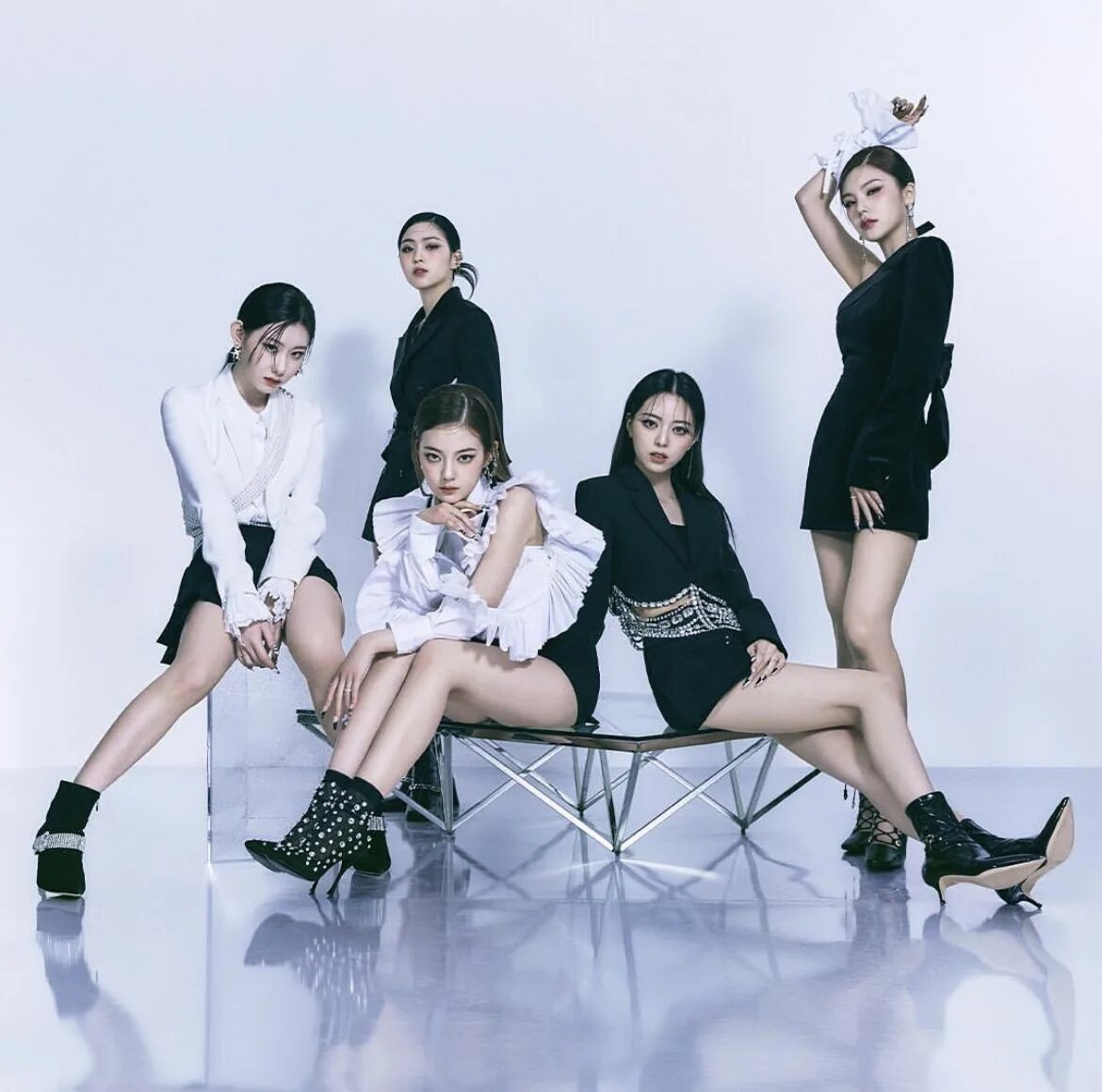 Itzy who. Группа itzy 2025. kpop группа itzy. группа itzy 2025. itzy chaeryeong 2025.