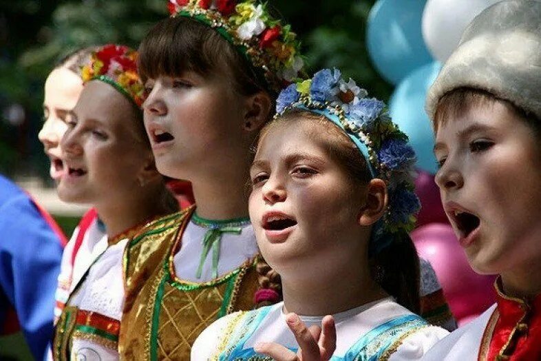 Поет народ. Музыкальный фольклор дети. Русский народный костюм для хора для детей. Народ поет. Фольклорное пение.