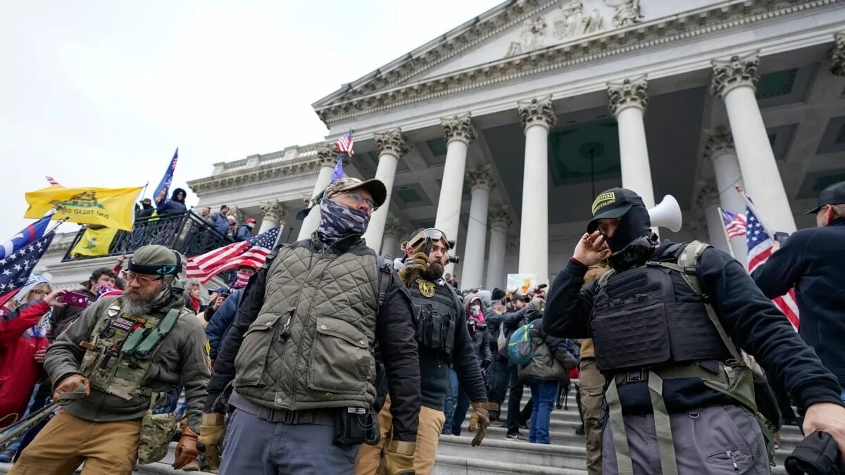 Нападение выбрать. Капитолий 6 января 2021. Штурм Капитолия 6 января 2021. Oath Keepers. Изображение парад у Капитолия.