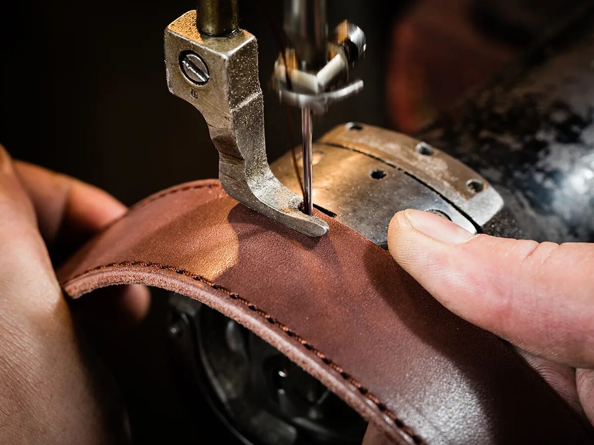 Декоративный шов на коже вручную. Пошив кожи. Кожаные изделия мелкие. Шитье кожаных. Шитье кожаных.