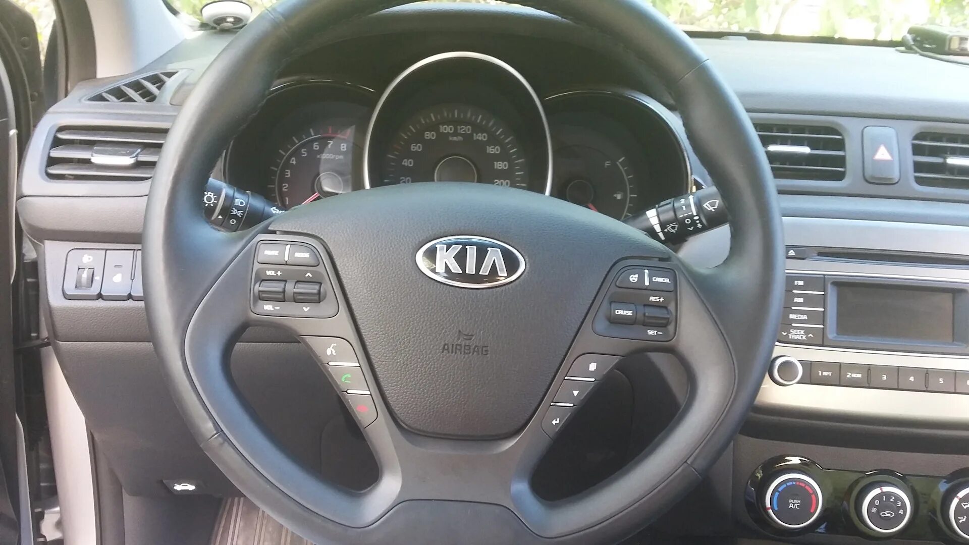 Kia Rio 3 2016 руль круиз. Киа Рио 3 2015 Рестайлинг комплект круиз контроля. Киа Рио 3 кнопки руля Рестайлинг 2016. Рулевое колесо Киа Рио 3 Рестайлинг с круиз контролем. Rio круиз