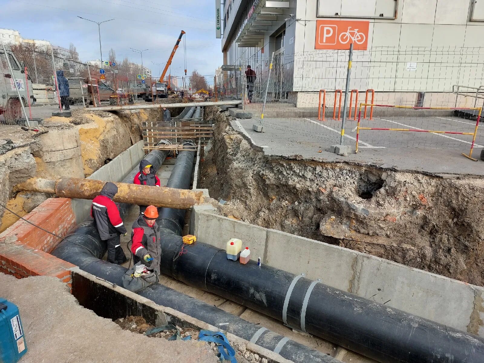 Квадра липецк фото сотрудников. Ремонт теплосетей. Департамент жкх фото липецк. Теплосеть липецк телефон. Липецк теплотрасса.