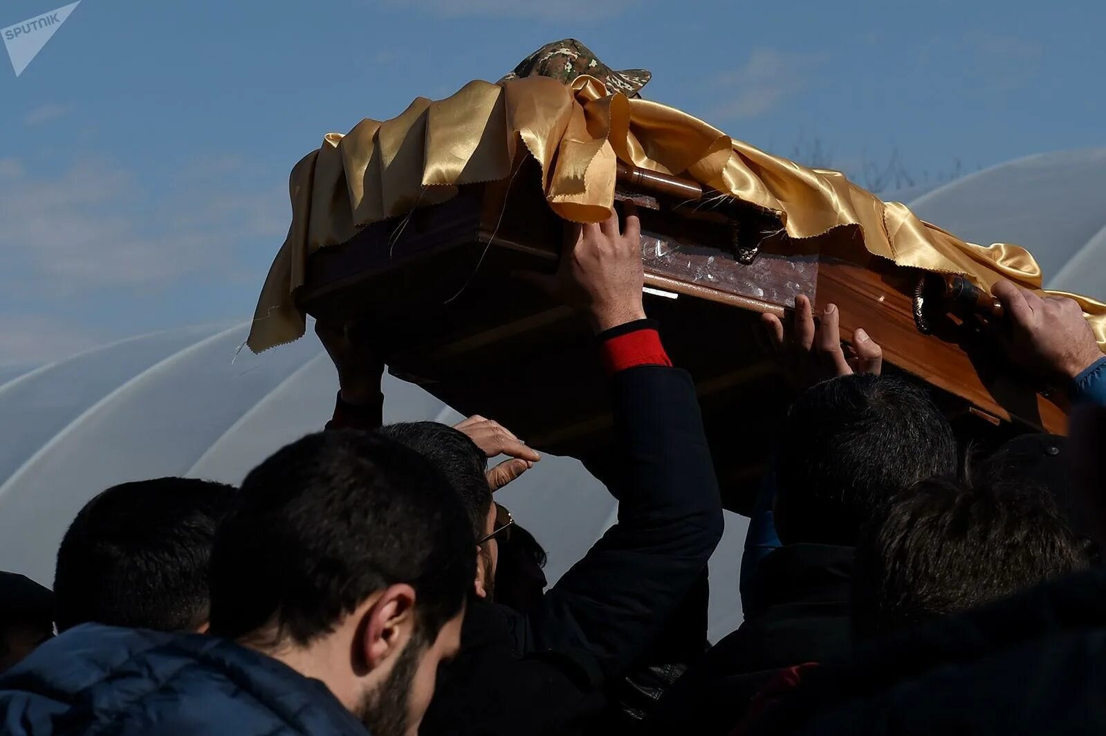 Армяне в гробу. Похороны армян традиции. Армянский погребальные обряды. Одежда на похороны. Похороны армянского солдата.