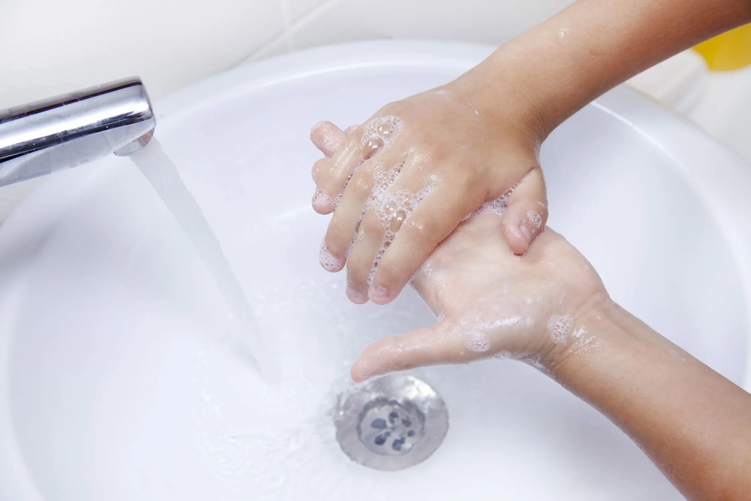 Мою руки 3 минуты. Мыло для рук. Гигиена рук с мылом. Ребенок моет руки с мылом. Детские руки в мыле.