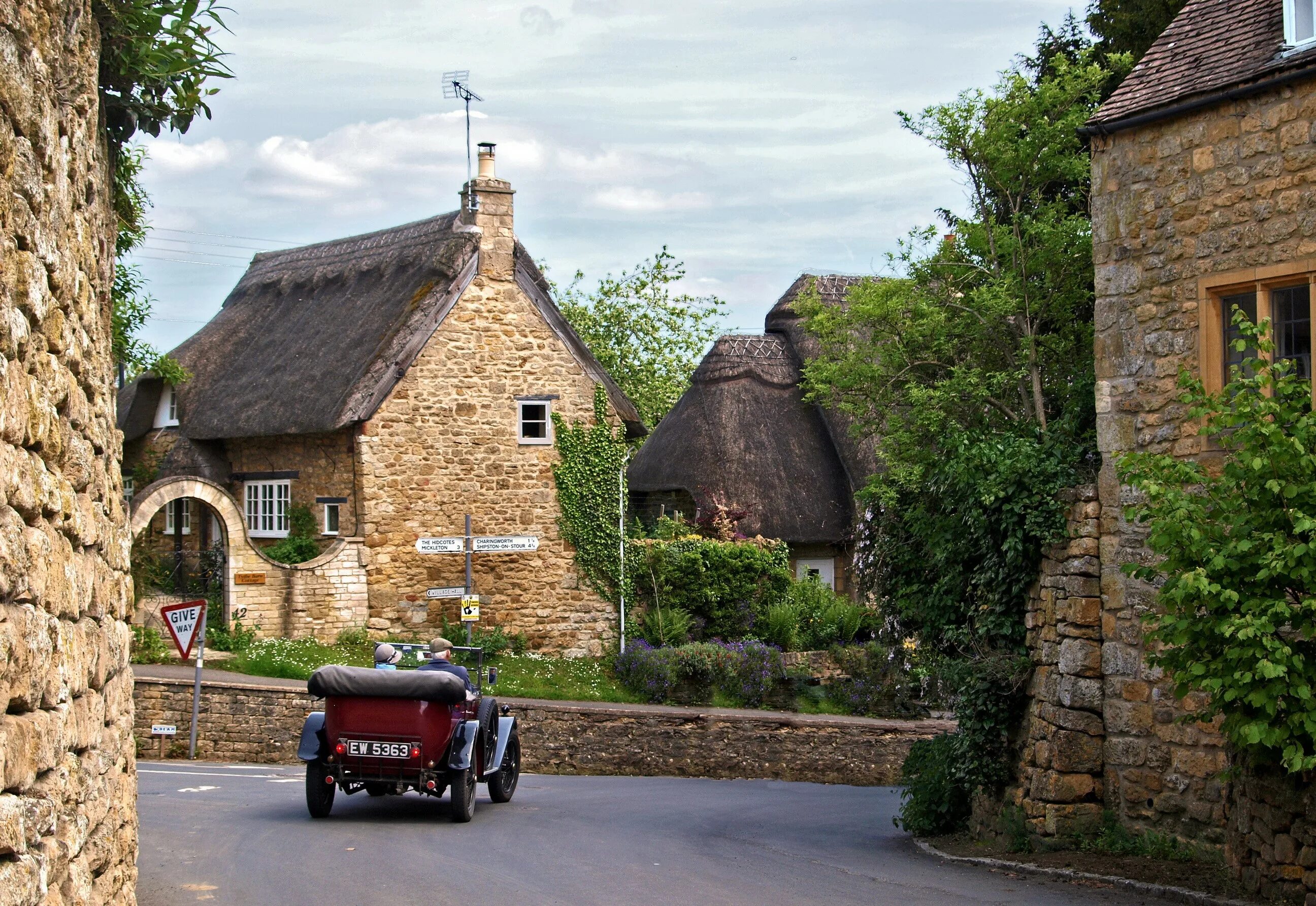 Villages england. Котсуолд Хилс Англия. Англия город Котсволд. Деревня Котсуолдс Англия. Сельская местность в Англии Котсуолд.