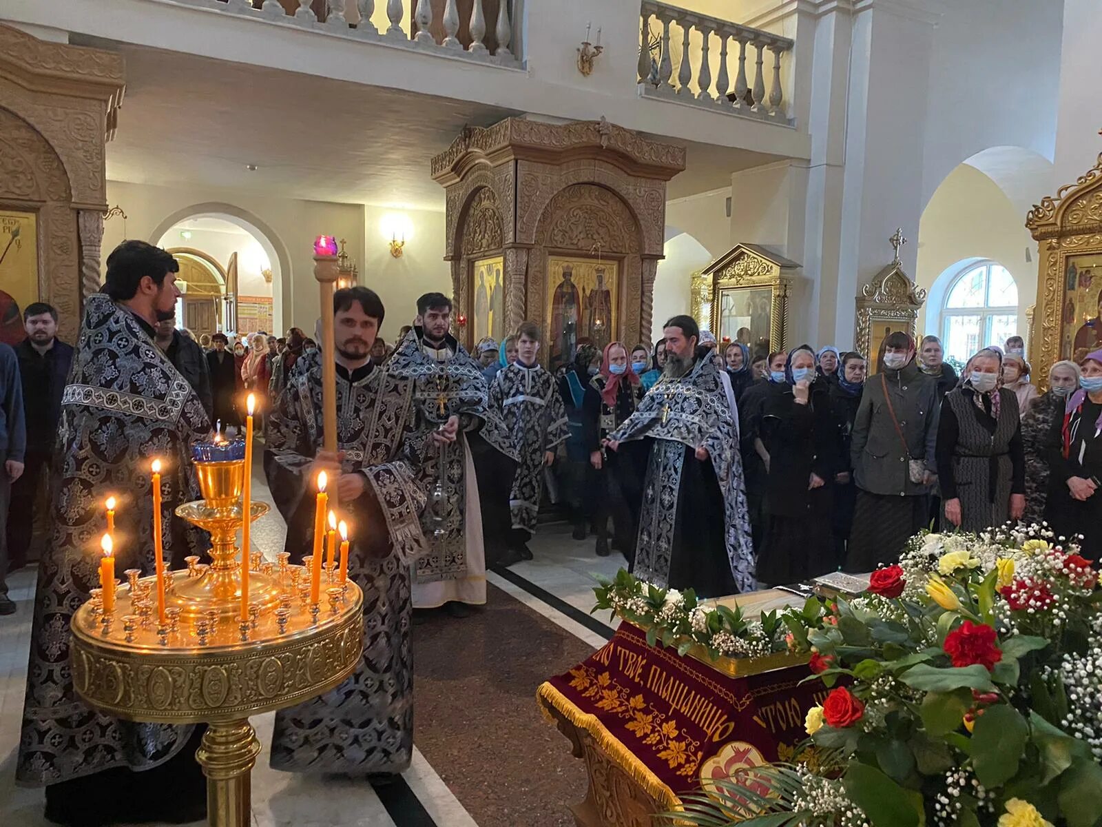 Храм Рождества Христова Обнинск. Храм Рождества Христова в Обнинске крещение. Храм Рождества Христова Обнинск расписание. Украшение Плащаницы на Пасху живыми цветами фото.