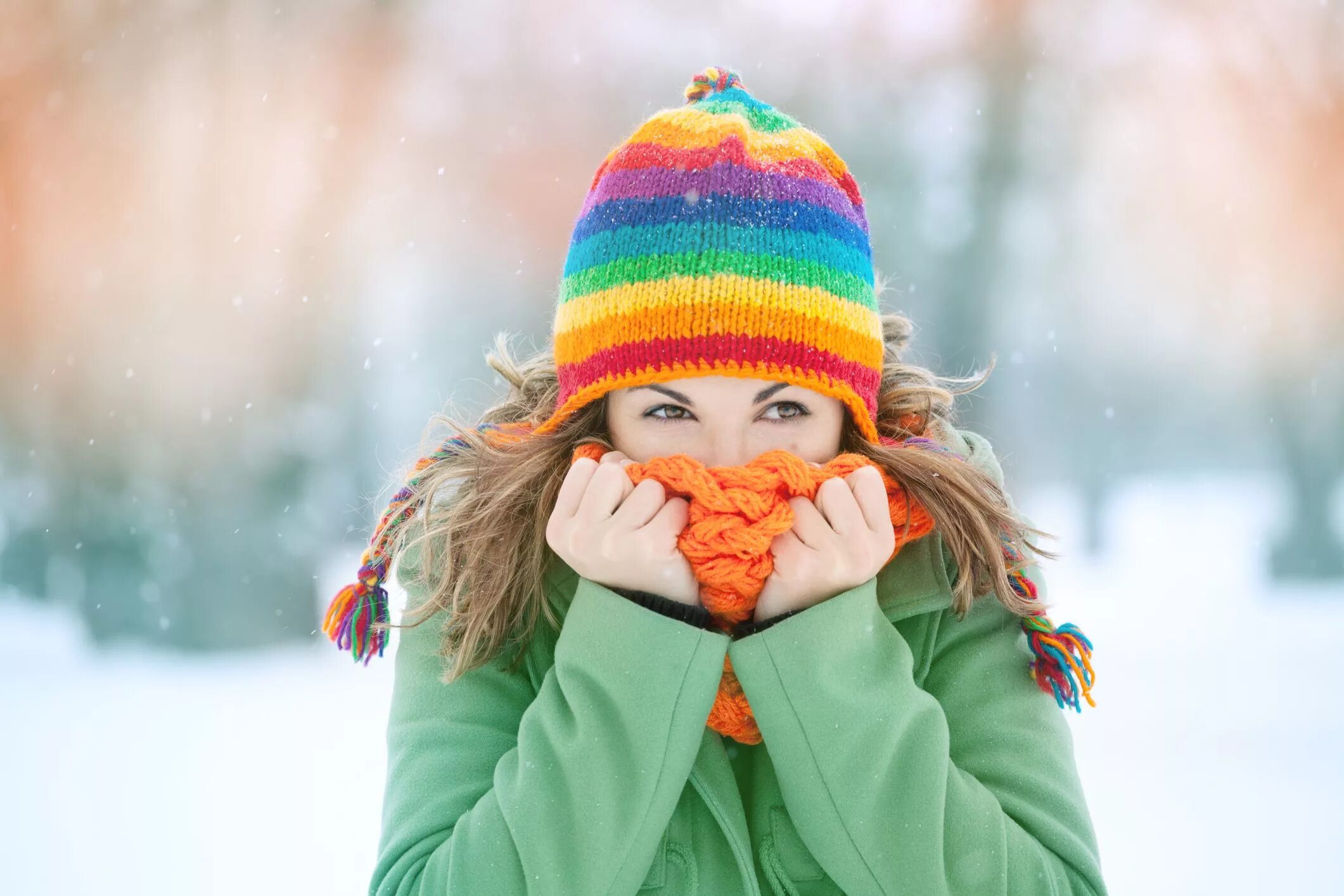 Здоровье зимой. Зима холода. Люди зимой. Зимняя простуда. Cold and snowy