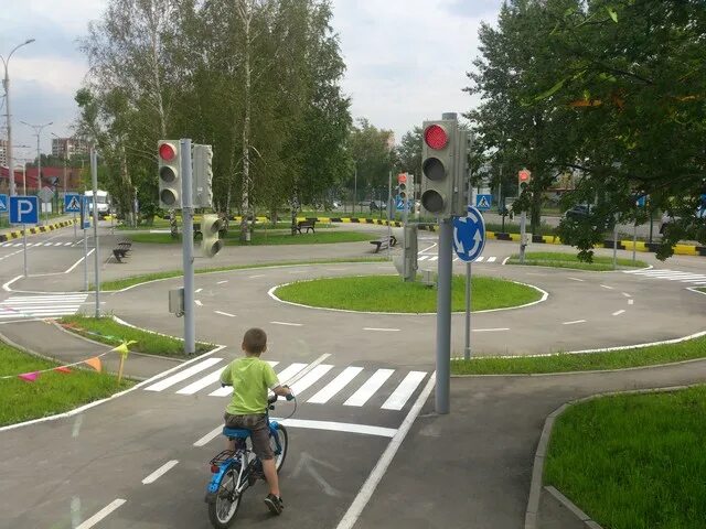 автогородок парк раздолье. площадка пдд в детском саду. автогородок великий новгород. жужу автогородок. автогородок для детского сада.