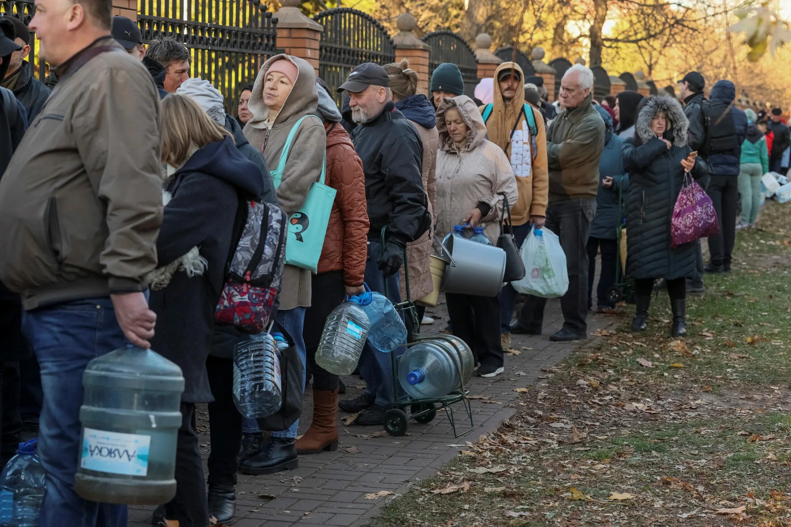 Последние новости агрегатор. Очередь за водой. Очередь за водой в Киеве. Ситуация на Украине. Очередь а Киеве за водой 2022.