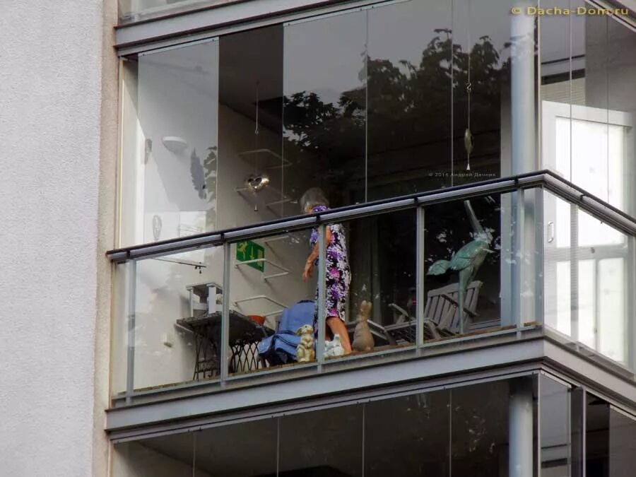 Полностью стеклянный балкон. Балкон полностью из стекла. Советские балконы стеклянные. Люди на стеклянном балконе.