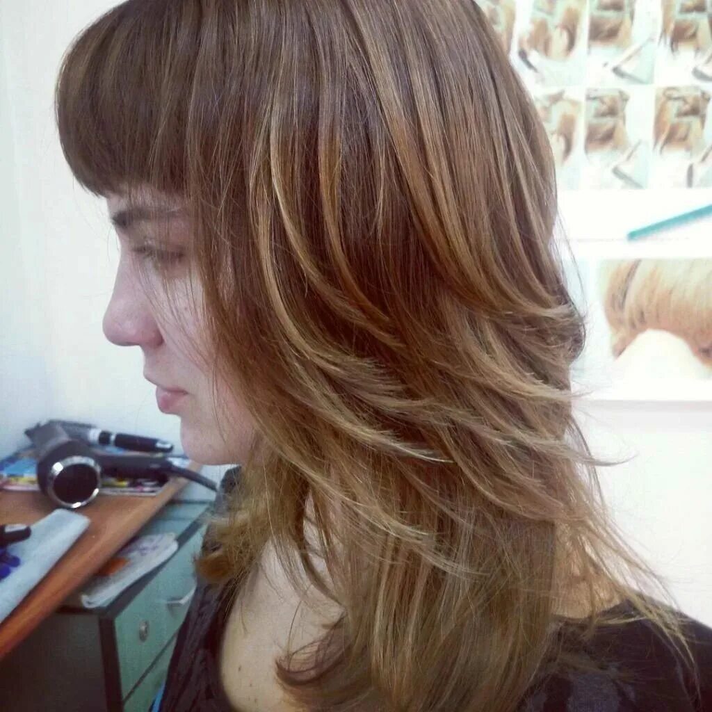 Каскад на средние волосы дома. Стрижка каскад на средние волосы 2022. Подстричь волосы самой себе. Подстрич волосы самое себе. Каскад на средние волосы дома.