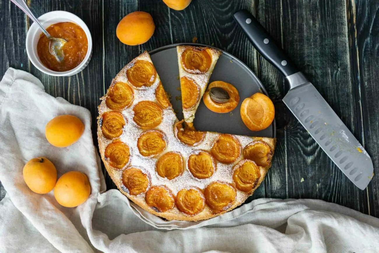 Пирог из абрикосов. Пирог тартатен с абрикосами. Дирол абрикос. Пирог с абрикосом. Пирог из абрикосов.