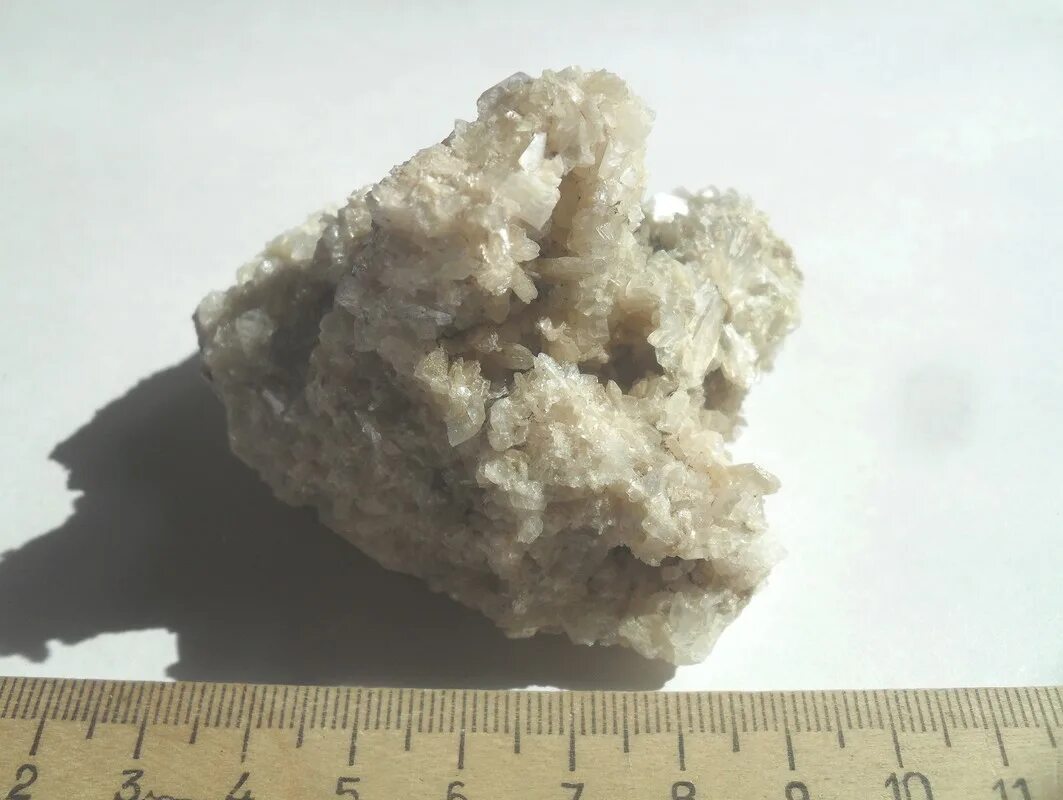 Кипящие камни. Цеолит минерал. Цеолит Кристаллы. Цеолит вулканический. Цеолит Горная порода.