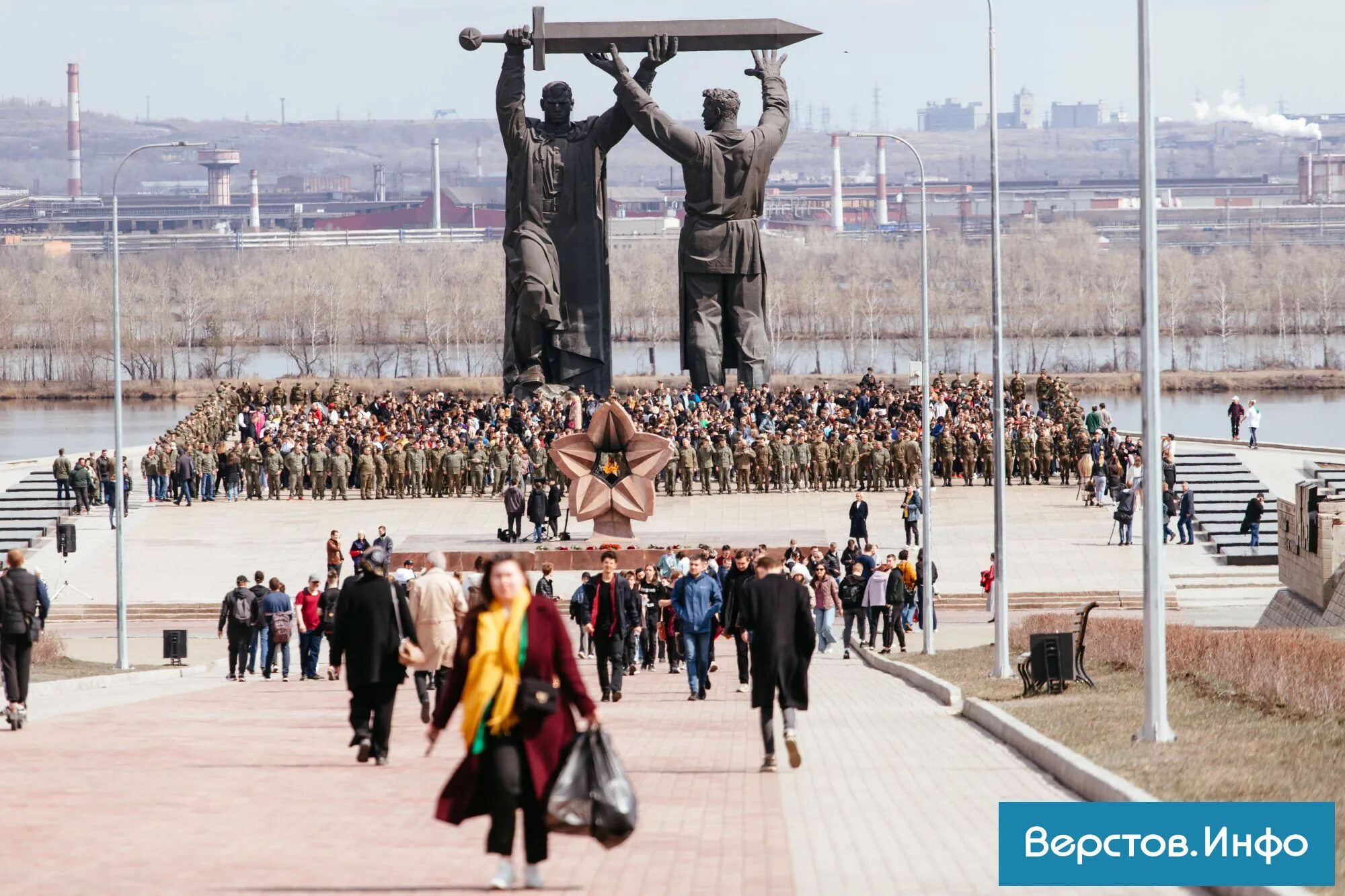 Магнитогорск монумент. Памятник тыл фронту в магнитогорске. тыл фронту магнитогорск 2025. 6. тыл — фронту, магнитогорск. скульптура тыл фронту магнитогорск.