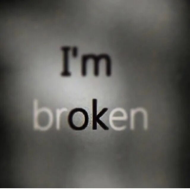 L am broken. I`M broken Татуировка. Надпись im. Надпись i'm broken. Обои с надписью i'm ok.