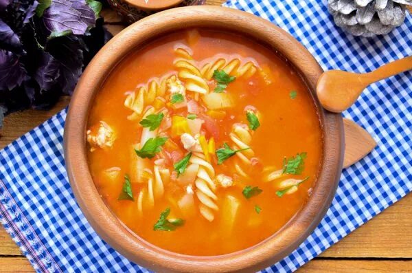 Суп с макаронами и мясом. Суп с макаронными изделиями. томатный суп с макаронами. подача супа с макаронными изделиями. томатный суп с курицей и картошкой.