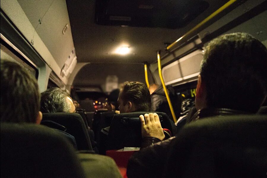 Автобус ночью. Автобус внутри. Вид из автобуса ночью. Маршрутка ночью. Ехать в автобусе 30 часов