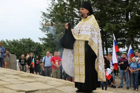 Совершил заупокойную литию
