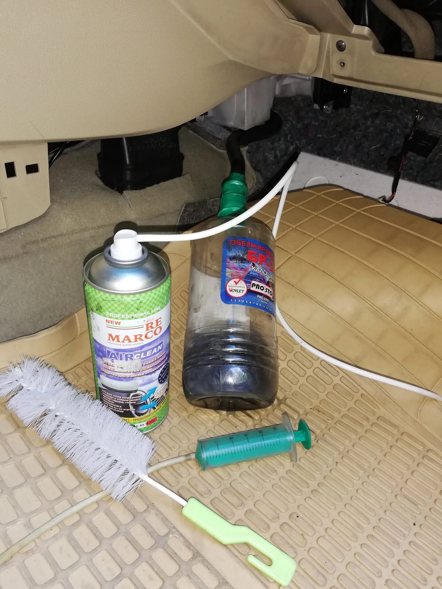 Прочистка 32. Чистка кондиционера поло лифтбек. Прочистка 32. Прочистка канализации гидродинамика. Трубка слива конденсата ниссан жук.