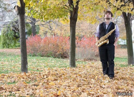 Саксофон осень. Осенний саксофонист. Саксофон осенние листья. Саксофонист осень.