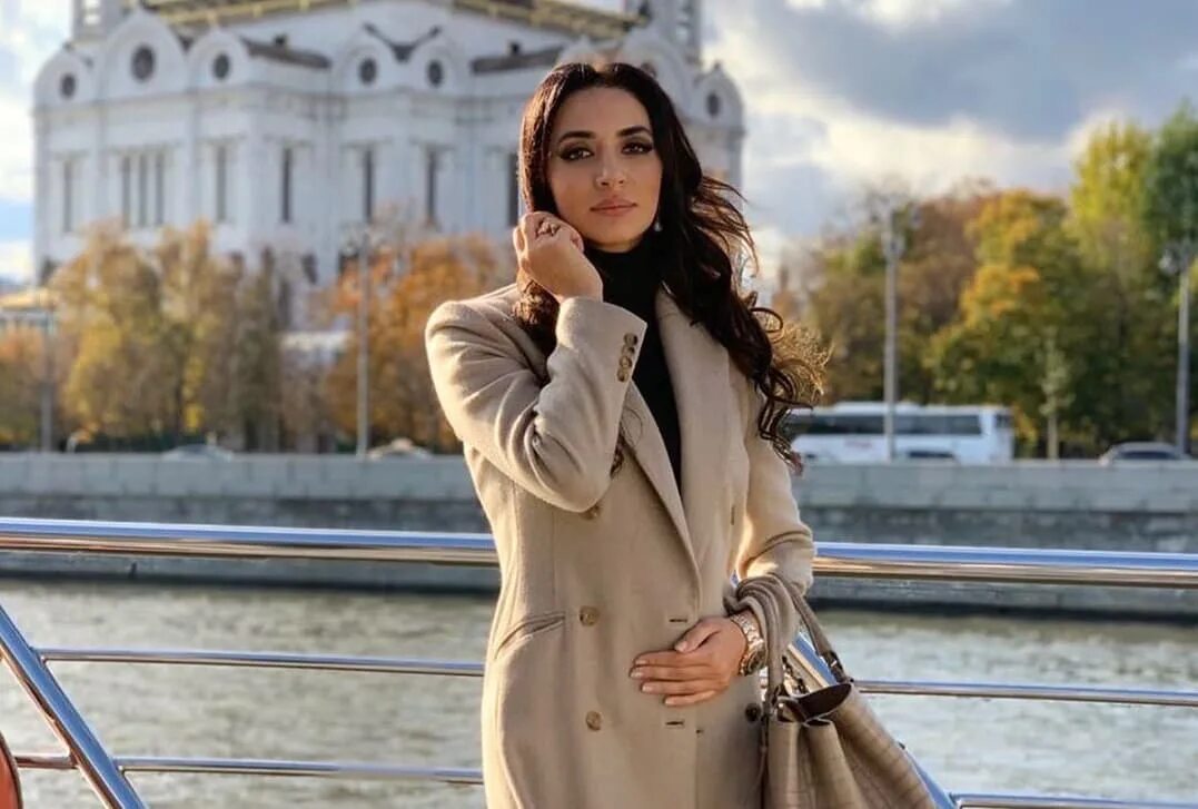 Зарифа пашаевна мгоян. Заро. Зара миллиметры альбом. Заро. Зара певица одежда.