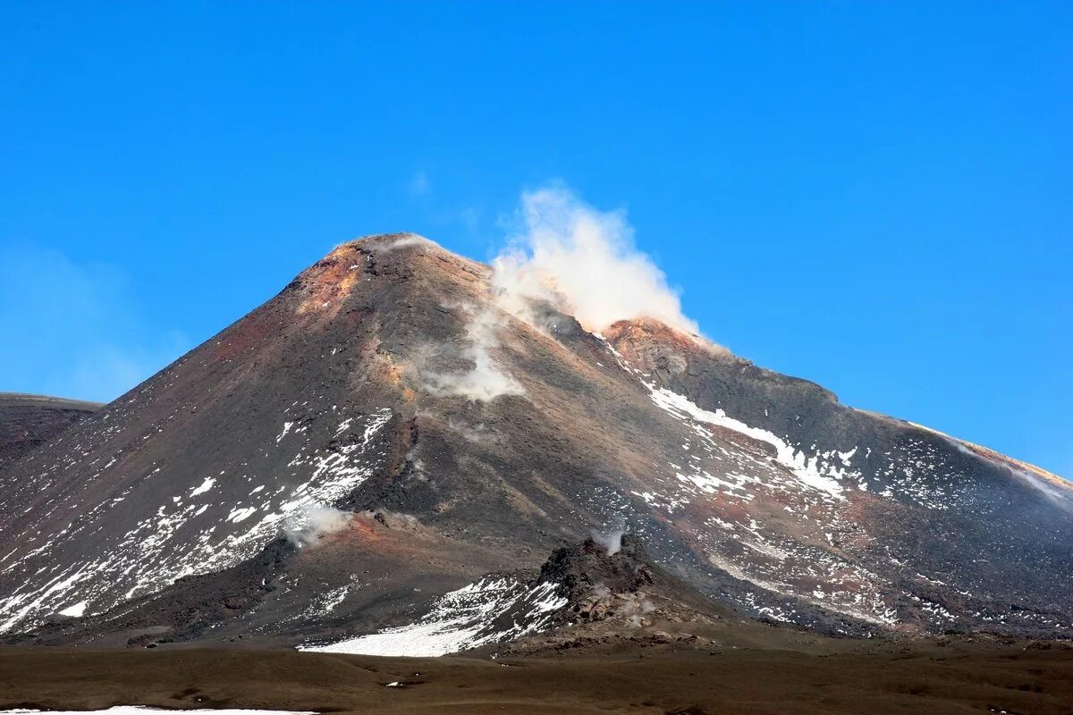 Сицилия италия вулкан этна. Гора этна в сицилии. Самый высокий вулкан европы. Извержение вулкана этна. Самый высокий вулкан европы.