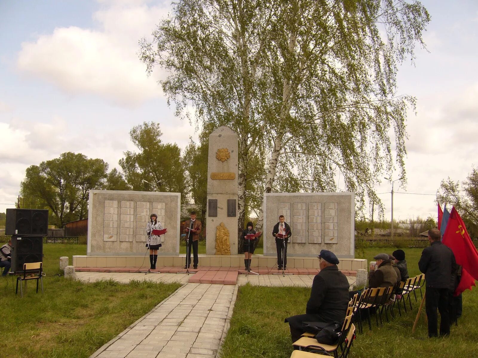 Погода в березовке алтайский край красногорский. Суртайка деревня. Березовка Красногорский район. Быстрянка деревня. Памятник павшим в Сростках.