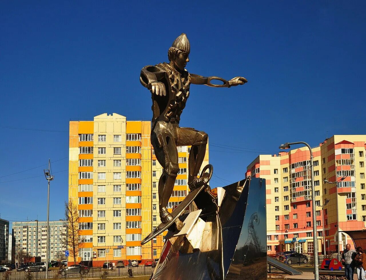 Чоп сокол. Новый уренгой сквер. Новый уренгой площадь города. Город новый уренгой лето. Чоп сокол.