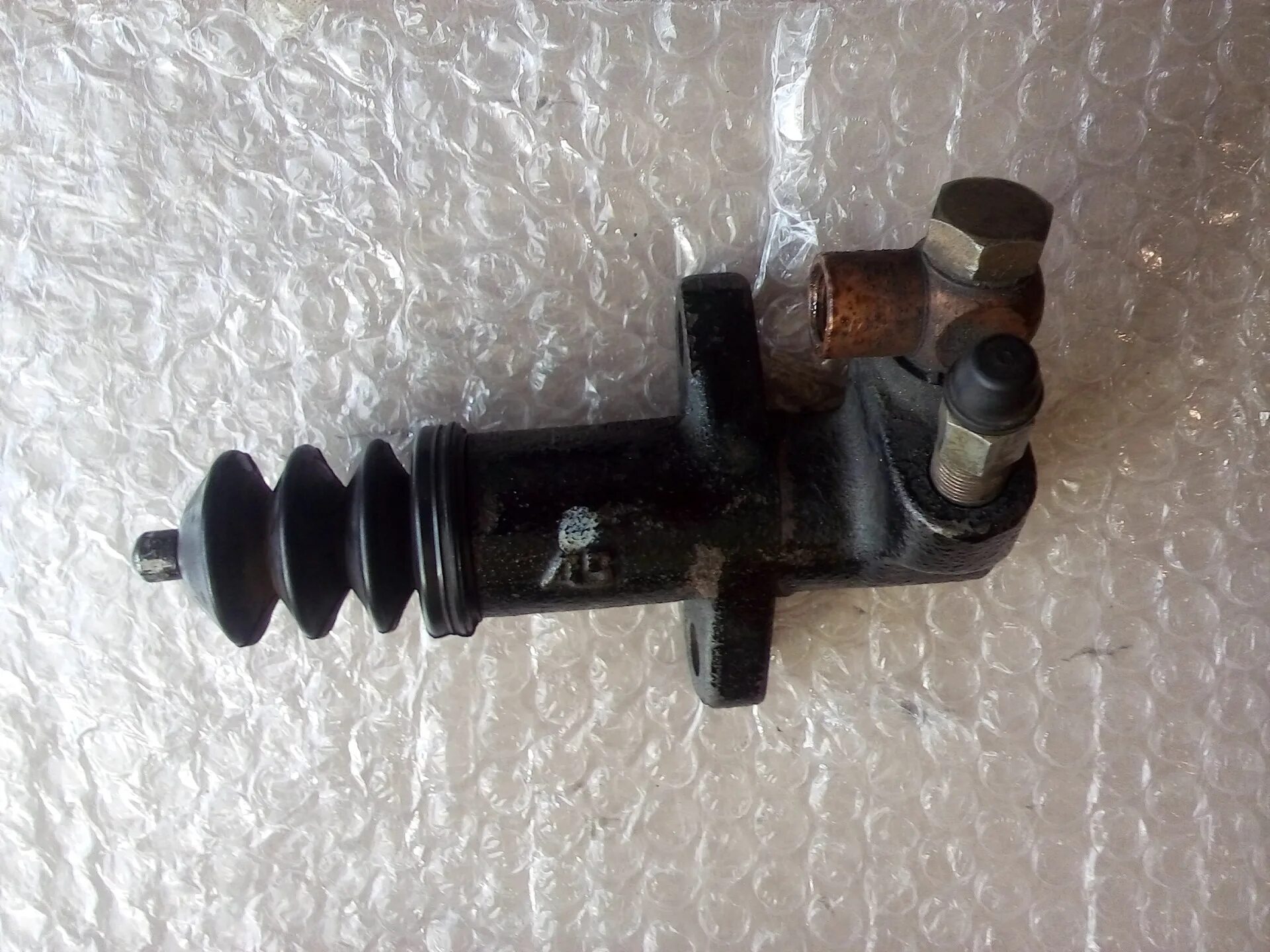 Главный цилиндр сцепления вольво s90 с датчиком. Рабочий цилиндр сцепления вольво 940. Сцепление цилиндр вольво. Рабочий цилиндр сцепления volvo s80 2008. Цилиндр сцепления главный volvo fh12.