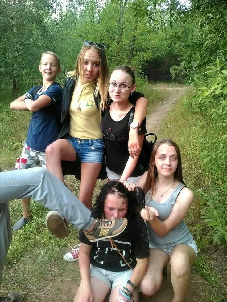 Твои фотографии в сети. Сельские школьницы. Озабоченная девочка подросток. Унижение девочки подростки. Озабоченные подруги.
