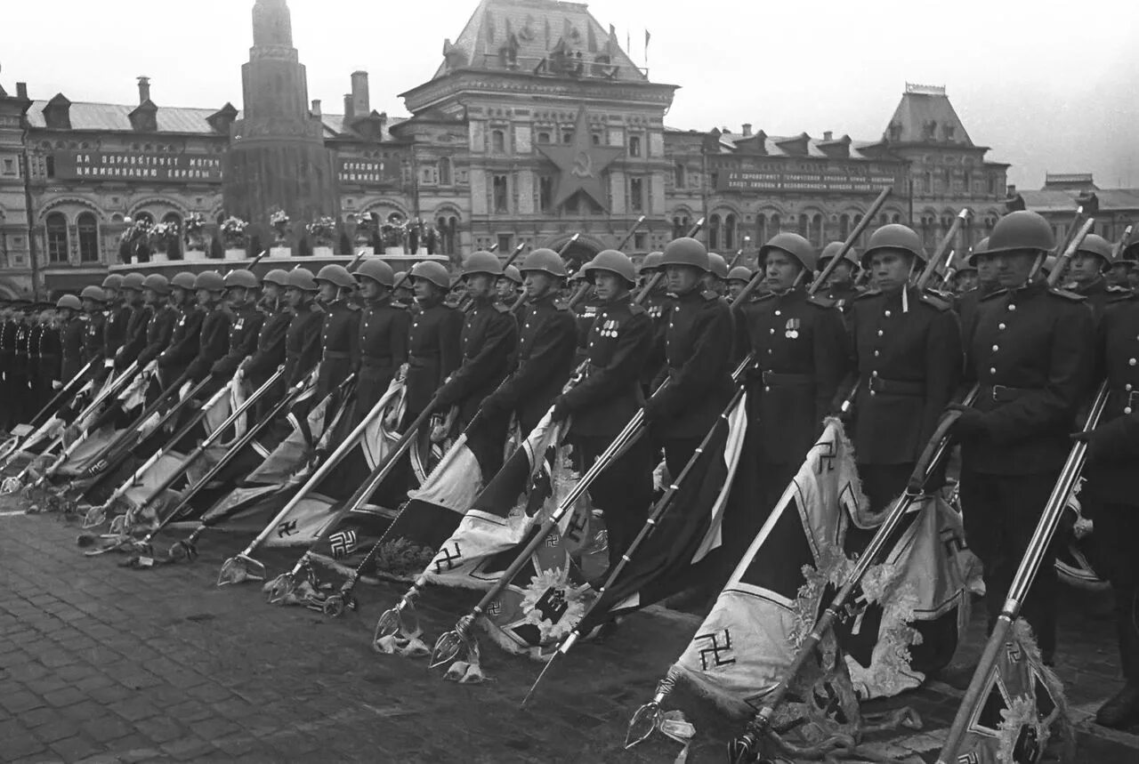 Первый парад Победы 24 июня 1945 года. Рокоссовский на параде Победы 1945. Парад 24 июня 1945 года в Москве на красной площади. Знамя Победы парад 1945. Второй в отечественной истории