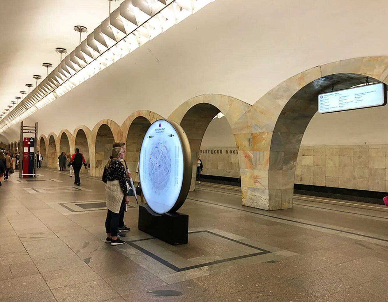 Почему метро называется китай город. Станция кузнецкий мост. кузнецкий мост станция метро москва. станция кузнецкий мост московского метрополитена. метро кузнецкий мост станция станция.