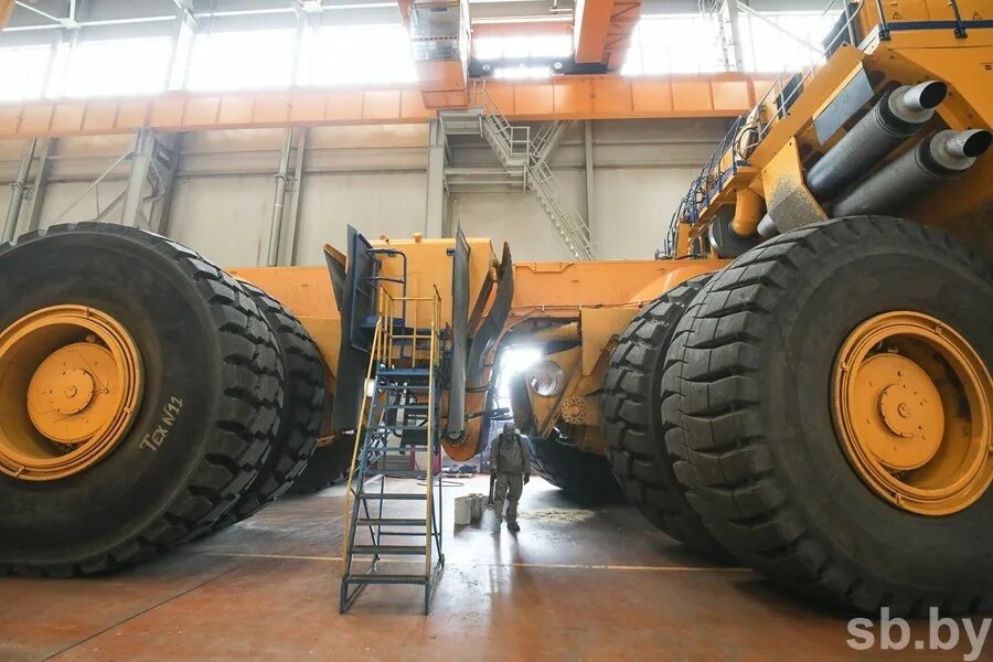 Белаз с электроприводом. Белаз 75307. Бензобак белаза. Белаз на спг. Белаз-75710 грузоподъемность.