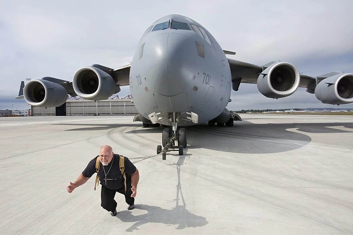 огромный самолет. самый тяжелый под. самый тяжелый под. самый тяжелый под.