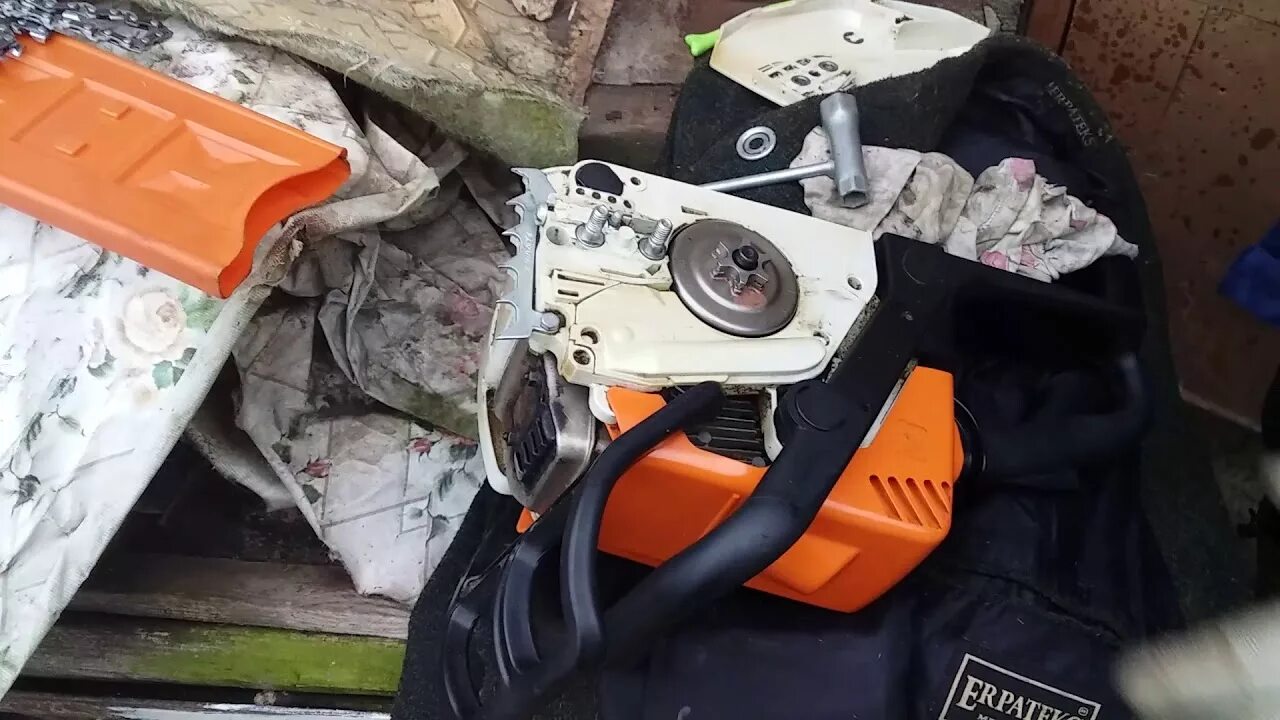 Насос смазки цепи штиль 180. Система смазки бензопилы штиль 180. Stihl MS 180 смазка цепи. Stihl MS 180 смазочные отверстия. Штиль 180 масло подача