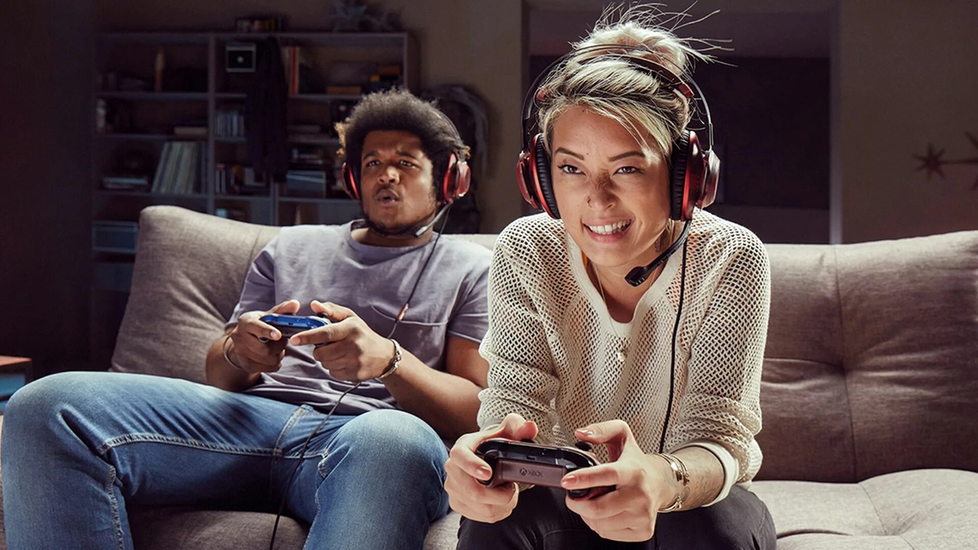 She like to play game. She like to play game