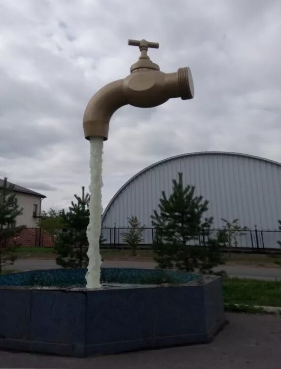фонтан кран висящий в воздухе. парящий кран. фонтан «кран в воздухе», кадис, испания. фонтанчик из крана. фонтан кран в мариинске.