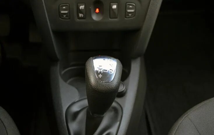 Рено логан 2 робот. Логан белый автомат салон. Рено логан 2 с вариатором. Ручка акпп renault logan 2016 год. Рено логан 2015 салон.