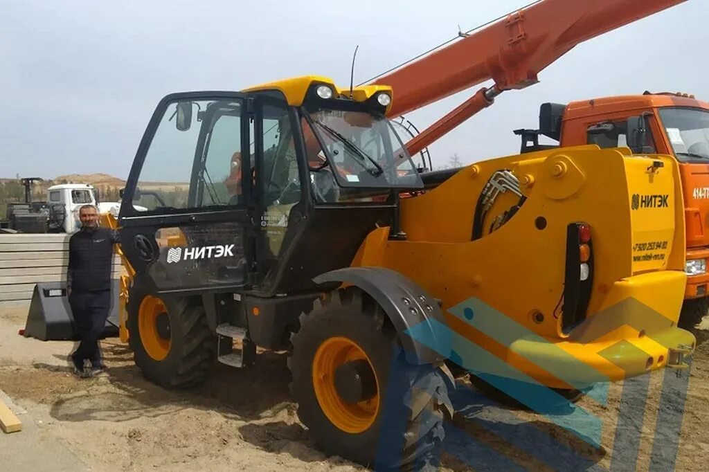 Погрузчик телескопический jcb 540v140. Работа машинист телескопического погрузчика. Оператор телескопического погрузчика. Водитель телескопического погрузчика. Телескопический погрузчик cat th514.